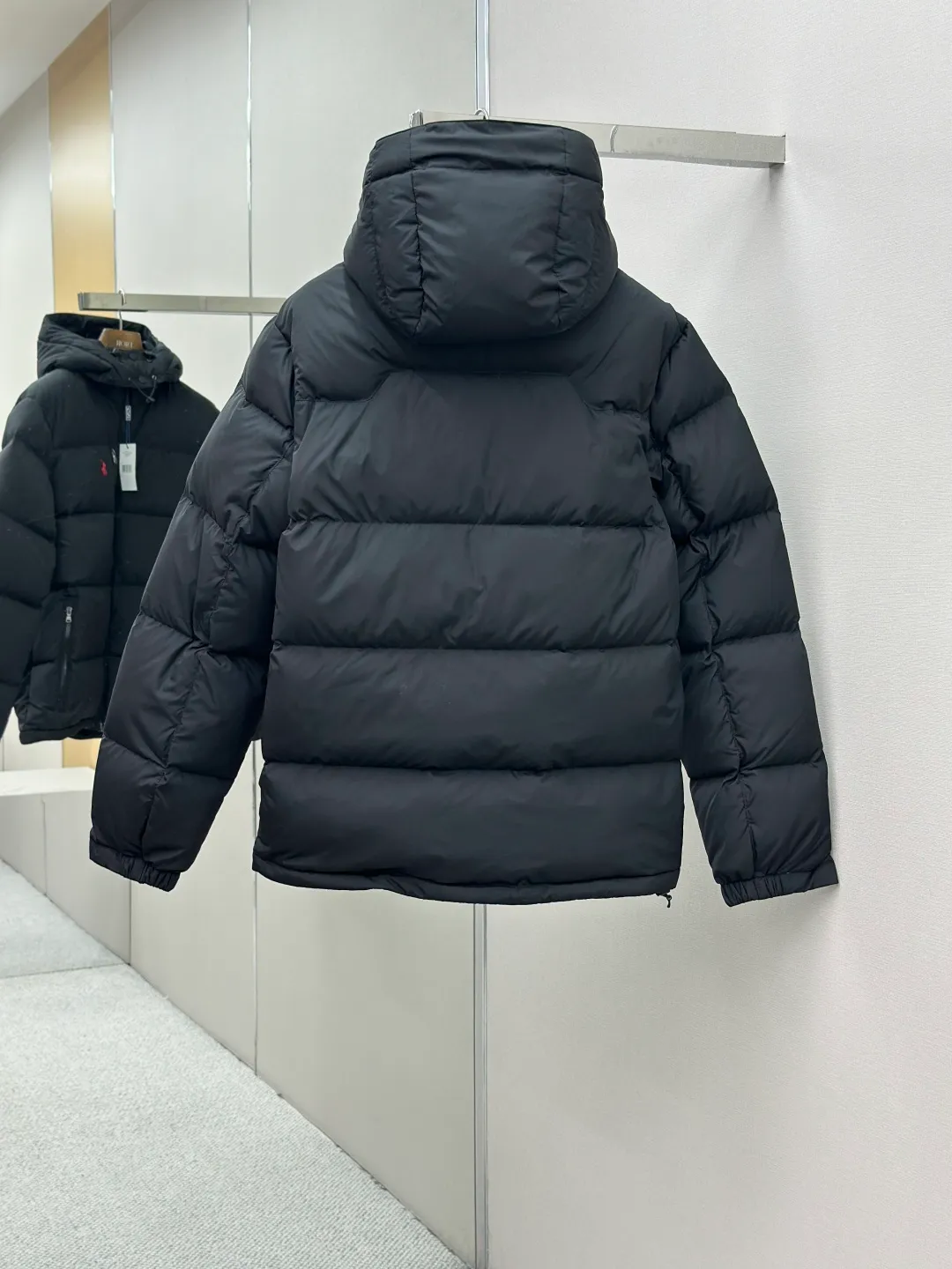 P950 Rah Lauren Classic Red Label Down Jacket. The nylon fabric has good windproof and waterproof properties, which can effectively block the intrusion of wind and rain from the outside and keep the inside dry. It is suitable for wearing in humid or rainy environments.  The chest label uses an imported MEO embroidery machine. It first scans the original pattern and then uses high-quality silk thread to make a pattern. The density effect is adjusted by continuous pattern making.  Detachable: Equipped with detachable nylon, users can easily disassemble or install it according to weather changes or personal preferences, which is both practical and convenient.  Exquisite details: the zipper design is simple and elegant, easy to operate; the closing design of the cuffs and hem effectively prevents the intrusion of cold wind, improving the warmth and comfort of wearing.   High-quality filling: 90 white duck down is selected, with a weight of 260g, ensuring excellent thermal insulation performance. After strict screening and treatment, the velvet is not easy to drill, ensuring durability. The hangtags, wash marks, air holes, and snap buttons are all custom-made from original molds.    Size: S-XL